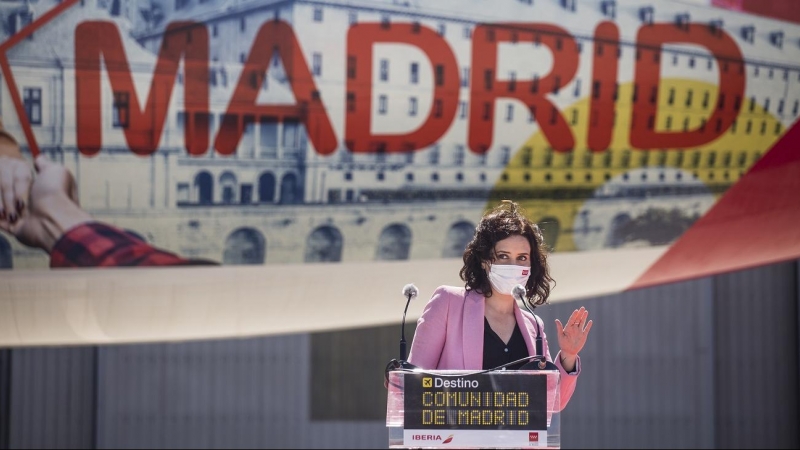 La presidenta de la Comunidad de Madrid, Isabel Díaz Ayuso, interviene durante una rueda de prensa con motivo de la presentación del avión de la compañía Iberia con la imagen de la Comunidad de Madrid, a 12 de abril de 2021.