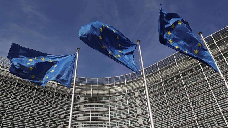 Banderas de la Unión Europea ondean fuera de la sede de la Comisión Europea en Bruselas.