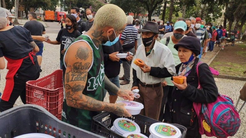 Campaña social de ayuda alimentaria en Curitiba, capital del estado de Paraná. - Jade Azevedo /Coletivo Marmitas da Terra