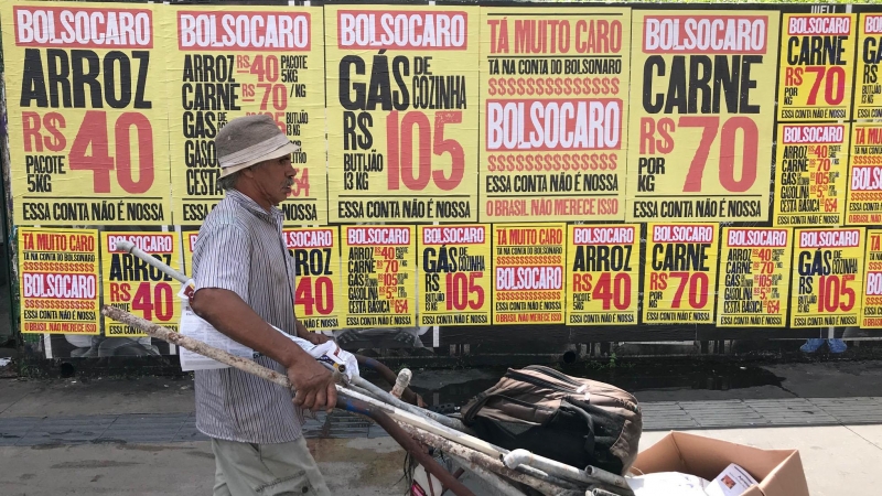 Carteles de protesta en São Paulo ante los altos precios de alimentos y las bombonas de gas. - Roberto Parizotti