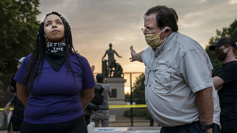 Nominada a mejor foto en la World Press 2021. Hombre y mujer no están de acuerdo sobre la remoción del Monumento a la Emancipación, en Lincoln Park, Washington DC, EE. UU., el 25 de junio de 2020.