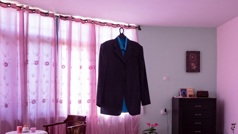 El traje de Nael al-Barghouthi permanece colgado en su habitación en Kobar, cerca de Ramallah, Palestina, el 17 de agosto de 2015.