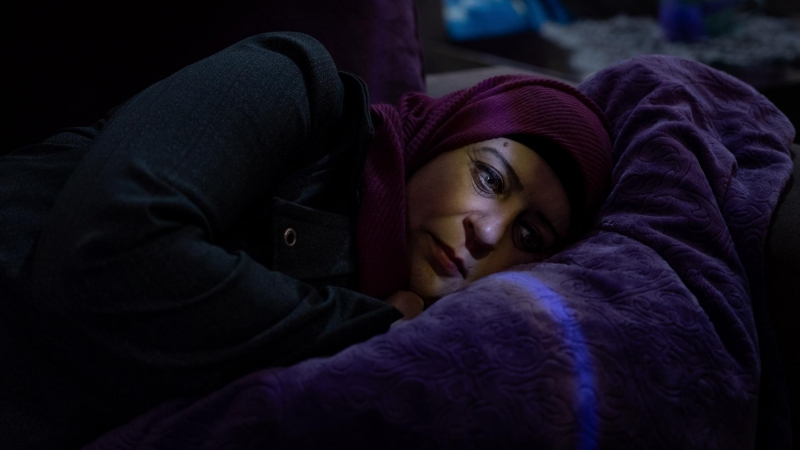 Ganador historia fotográfica World Press Photo: Lydia Rimawi yace en su sofá en Beit Rima, cerca de Ramallah, Palestina, el 20 de diciembre de 2018.
