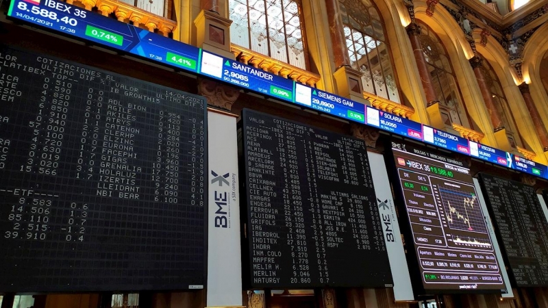 Paneles informativos en la Bolsa de Madrid con los datos de los valores del Ibex 35, el principal índice del mercado bursátil español. EFE/Vega Alonso del Val