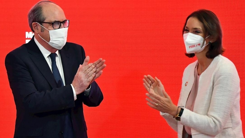 El candidato del PSOE a la Comunidad de Madrid, Ángel Gabilondo (i) junto a la ministra de Industria, Reyes Maroto (d), durante un acto de precampaña en la sede del partido en la calle Ferraz de Madrid. EFE/PSOE