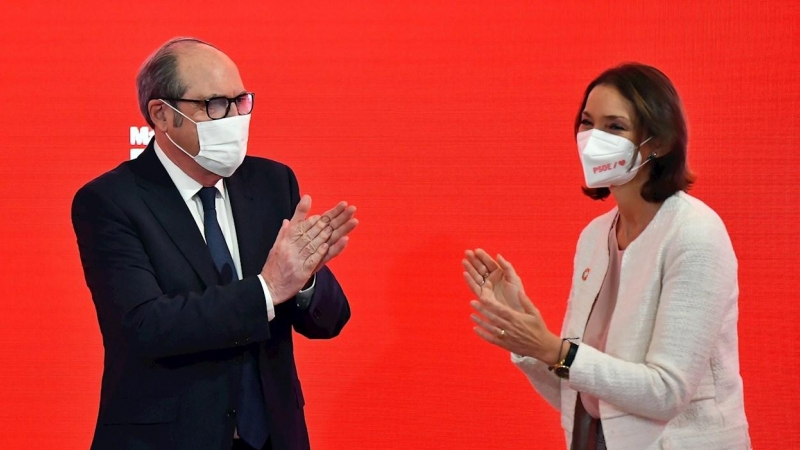 El candidato del PSOE a la Comunidad de Madrid, Ángel Gabilondo (i) junto a la ministra de Industria, Reyes Maroto (d), durante un acto de precampaña en la sede del partido en la calle Ferraz de Madrid. EFE/PSOE