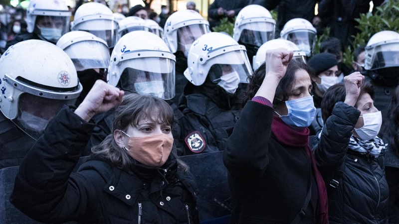 Manifestantes en una protesta en contra de la retirada de la Convención de Estambul el pasado 26 de marzo, en Estambul. - Alba Cambeiro