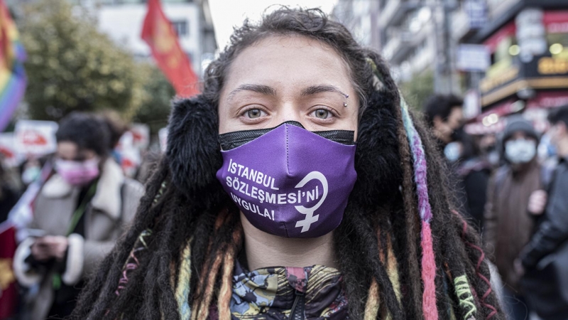 Manifestante con una mascarilla feminista en una protesta contra la retirada de la Convención de Estambul el pasado 26 de marzo, en Estambul. - Alba Cambeiro