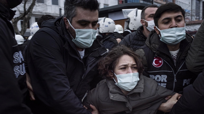 Miembros de la Policía turca detienen a una manifestante en una protesta organizada por los estudiantes de la universidad Boğaziçi, el pasado 2 de febrero en Estambul. - Alba Cambeiro