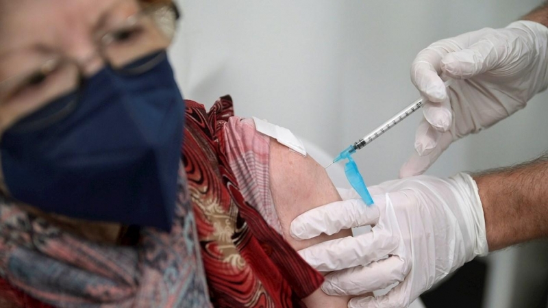 Una mujer recibe la vacuna de Pfizer en el pabellón de Expocoruña en A Coruña el martes 13 de abril de 2021.