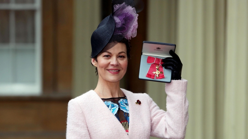 Helen McCrory posa después de que la Reina Isabel de Gran Bretaña le concediera un OBE en una ceremonia de investidura en el Palacio de Buckingham, Londres.