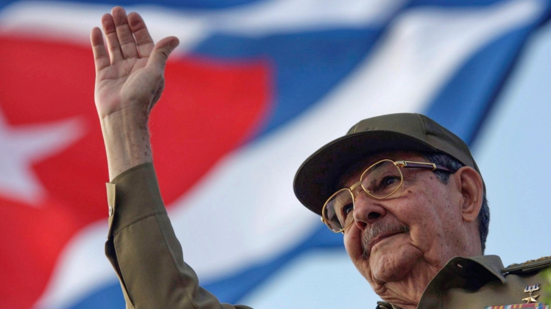 Imagen de archivo de Raúl Castro saludando a la multitud en un desfile, en La Habana. - Reuters