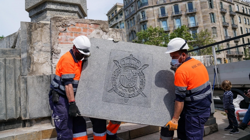 Los operarios retiran la placa en honor a Juan Carlos I del monumento, en Barcelona. - Ajuntament de Barcelona