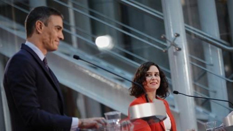 El presidente del Gobierno, Pedro Sánchez, y la presidenta de la Comunidad de Madrid, Isabel Díaz Ayuso, ofrecen una rueda de prensa tras su reunión en la sede de la Presidencia regional, en Madrid (España), a 21 de septiembre de 2020. El objeto de la cit