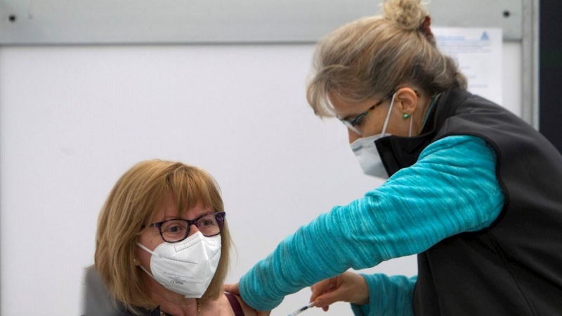 Una mujer recibe una dosis de la vacuna de AstraZeneca, este sábado en las instalaciones del Ifevi.