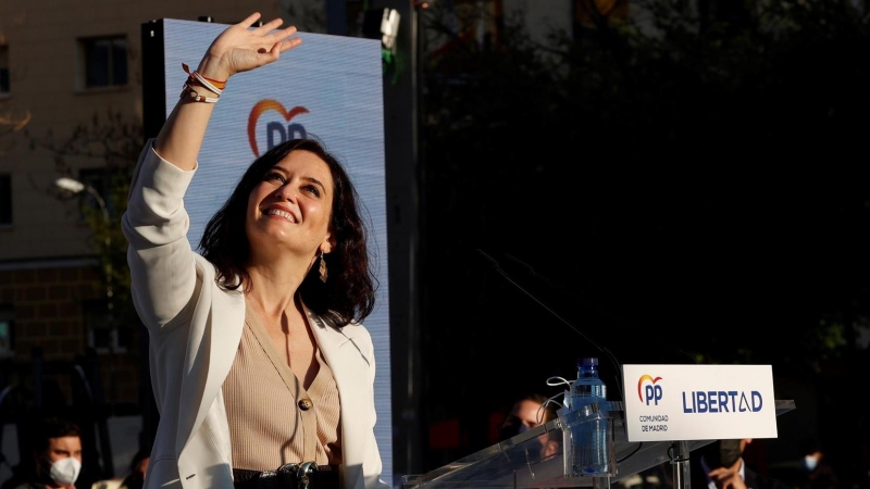 La candidata a la presidencia de la Comunidad de Madrid, Isabel Díaz Ayuso, acompañada por el presidente del PP nacional, Pablo Casado, durante el acto de inicio de campaña que los populares celebran hoy sábado en la Plaza Salvador Dalí.