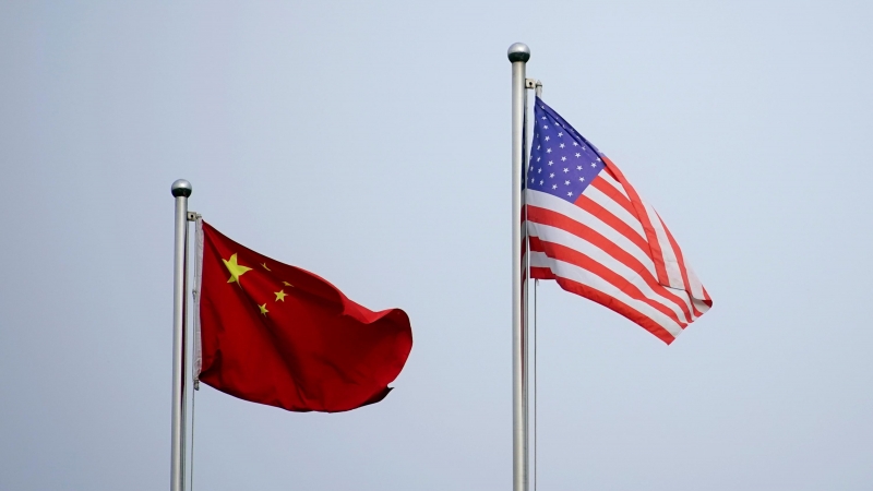 14/04/2021. Banderas de China y EEUU ondean frente a un edificio de una empresa el día de la reunión entre John Kerry y Xie Zhenhua, en Shangái. - Reuters