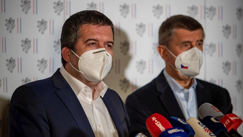 17/04/2021. Jan Hamacek y Andrej Babis ofrecen una rueda de prensa para comunicar la expulsión de los diplomáticos rusos. - EFE