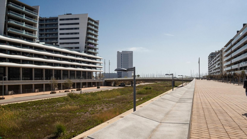 Edificios al lado del futuro canal de Badalona, que ocupará la actual zona de descampado entre los dos márgenes.​