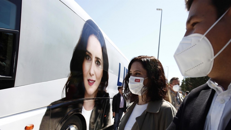 La presidenta de la Comunidad de Madrid y candidata del PP a la reelección, Isabel Díaz Ayuso, ha presentado los autobuses de campaña electoral del Partido Popular, durante un acto electoral este domingo en Las Rozas (Madrid).