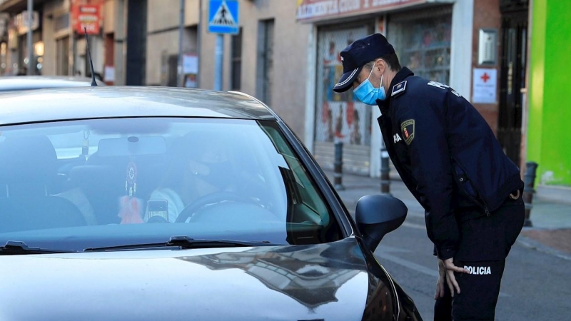 Un policía local durante un control en Madrid.