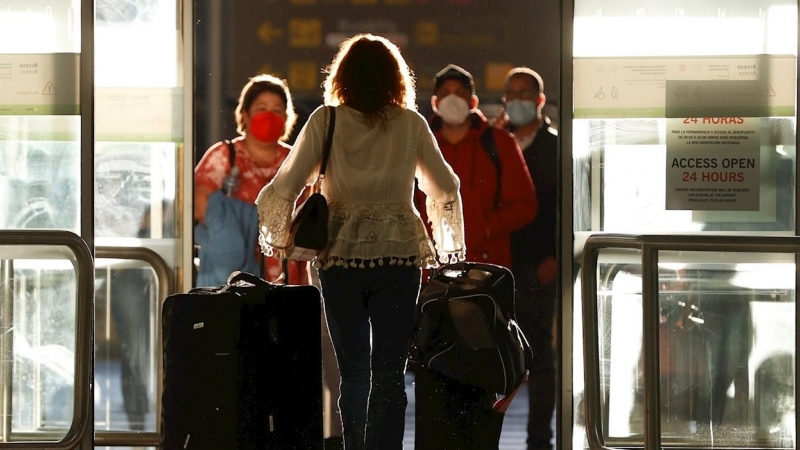 Francia obligará a los viajeros procedentes de Brasil, Argentina, Chile y Sudáfrica a permanecer aislados durante diez días.