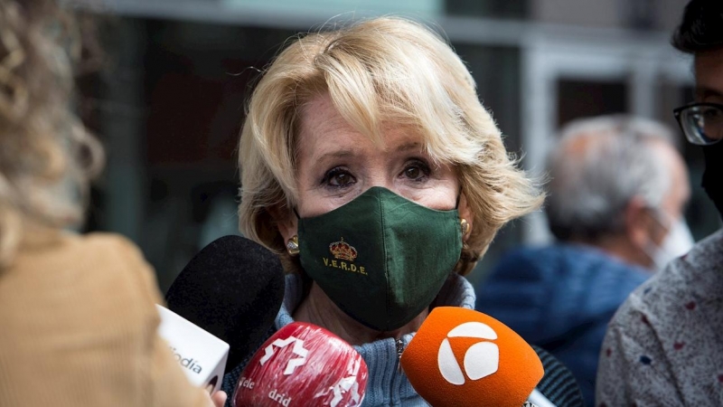 La expresidenta de la Comunidad de Madrid Esperanza Aguirre se dirige a los medios de comunicación tras vacunarse en el Wizink Center de Madrid.