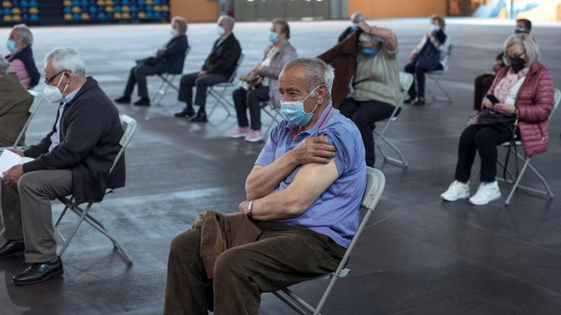 Varias personas esperan unos minutos por si tienen efectos secundarios tras recibir la vacuna de Pfizer durante la campaña de vacunación masiva que se lleva a cabo estos días en el recinto ferial Expourense en Ourense.