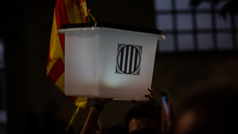 Un manifestante protesta en Barcelona durante el segundo aniversario del 1-O, en 2019.