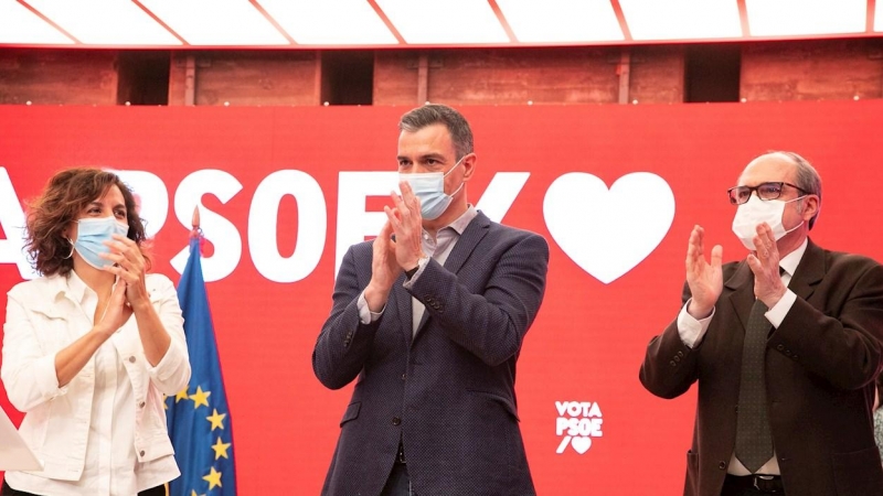 El candidato del PSOE a la Comunidad de Madrid, Ángel Gabilondo, la número cinco de la candidatura, Irene Lozano, y el presidente del Gobierno, Pedro Sánchez, durante un acto electoral semipresencial en la sede del partido en la calle Ferraz de Madrid.