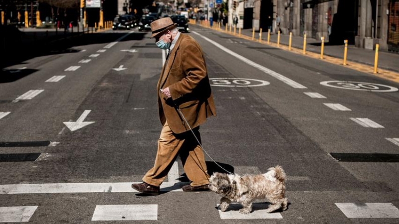 21/03/2021.- Un hombre camina junto a su perro por las calles de Barcelona. Jordi Boixareu / ZUMA Wire / Dpa