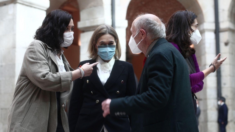 La presidenta de la Comunidad de Madrid, Isabel Díaz Ayuso, conversa con la ex consejera de Cultura de la Comunidad de Madrid y miembro de Ciudadanos, Marta Rivera de la Cruz, durante la recepción al artista plástico Antonio López (d), a 19 de abril de 20