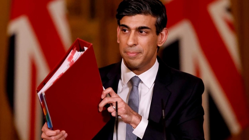 El ministro de Finanzas británico, Rishi Sunak, en una comparecencia desde el número 10 de Downing Street, la sede del primer ministro en Londres. REUTERS/Tolga Akmen/Pool