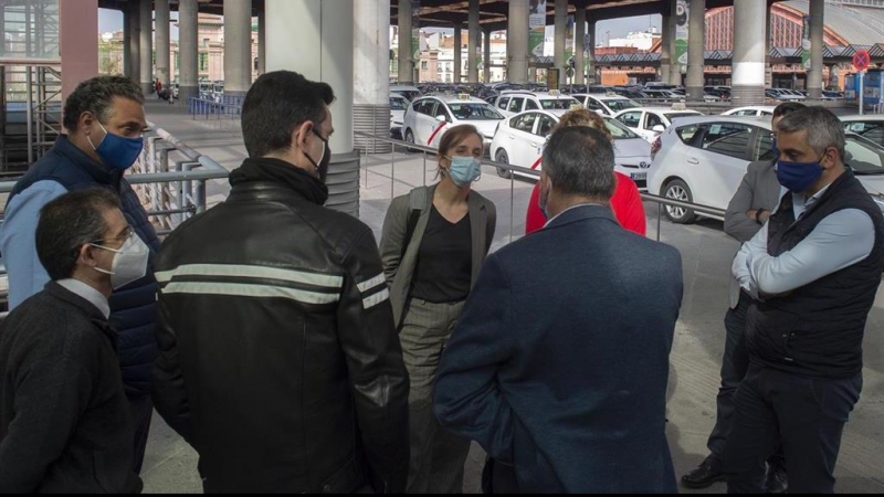 La candidata de Más Madrid a la Presidencia de la Comunidad de Madrid, Mónica García, se reúne con el sector del taxi.