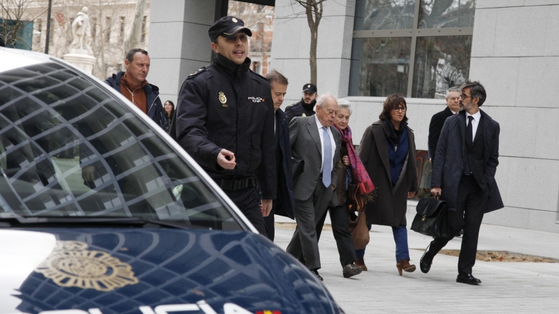 El president de la Generalitat Jordi Pujol acompanyat de la seva dona Marta Ferrusola i els seus advocats després de declarar davant el jutge de l'Audiència Nacional el 10 de febrer del 2016