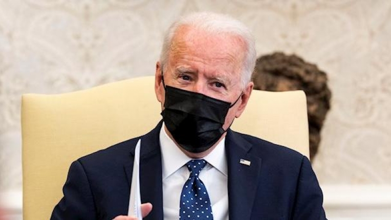 El presidente de EE.UU, Joe Biden, ofrece declaraciones públicas en el Despacho Oval de la Casa Blanca, en Washington (EE.UU).