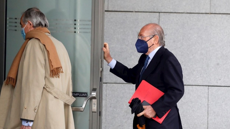 El expresidente de Sacyr Luis del Rivero (d) llega a la Audiencia Nacional para declarar como testigo ante el juez en el marco de la Pieza BBVA del Caso Tándem. EFE/Juan Carlos Hidalgo