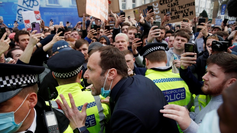 El exjugador del Chelsea Petr Cech fue visto hablando con los fanáticos del Chelsea mientras protestaban por la Superliga europea