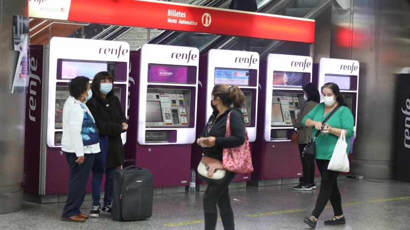 Varios viajeros caminan por las inmediaciones de la estación de Cercanías de Sol, en Madrid (España).