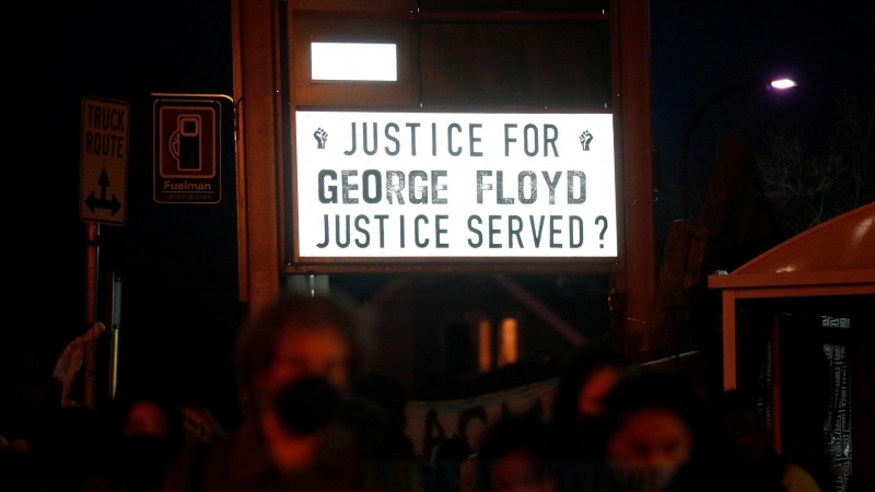 Cartel pidiendo justicia para George Floyd.