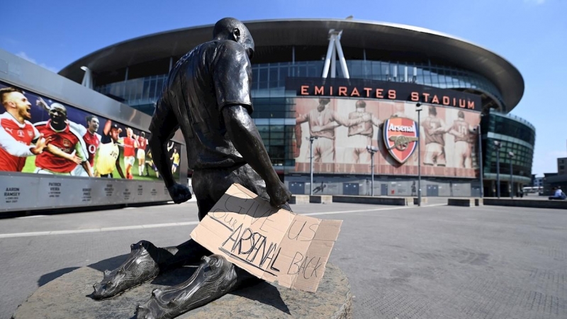 Un cartel con el mensaje 'Devolvednos a nuestro Arsenal' colocado a las puertas del Emirates Stadium del club en Londres