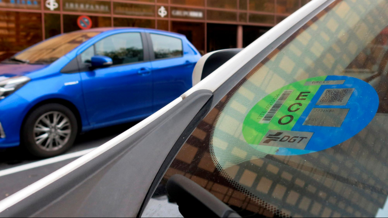 Distintivo ambiental de la Dirección General de Tráfico (DGT) en un coche.