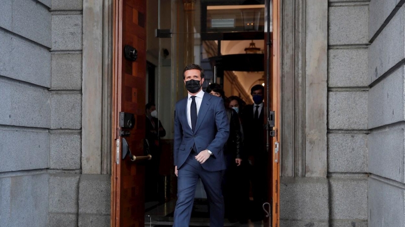 El líder del PP, Pablo Casado, abandona el hemiciclo durante el pleno del Congreso de los Diputados de este miércoles.