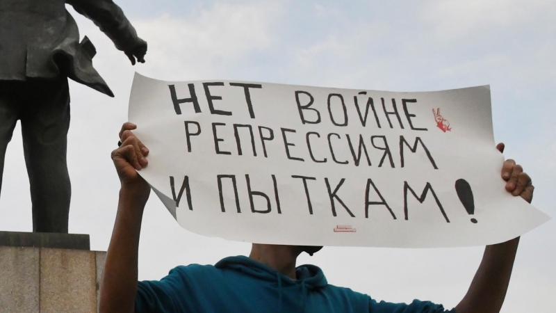 Los participantes sostienen pancartas durante una manifestación en apoyo del político opositor ruso encarcelado Alexei Navalny en Vladivostok, Rusia, el 21 de abril de 2021.