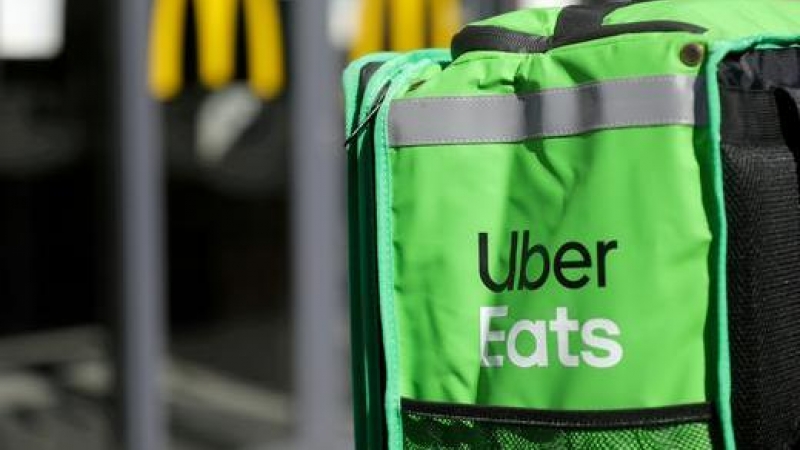 Un hombre con una mochila de Uber Eats.- REUTERS/Eva Plevier.