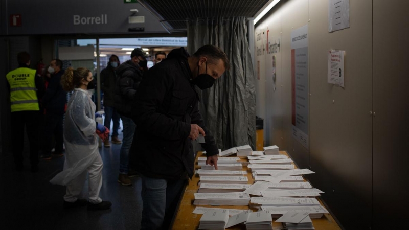 14/02/2021.- Un hombre elige su papeleta electoral en el Mercado St. Antoni en Barcelona, Catalunya, el pasado 14 de febrero. David Zorrakino / Europa Press