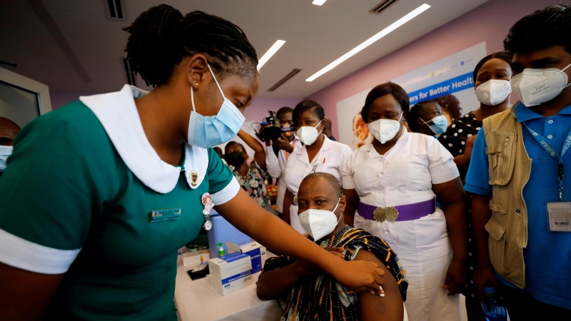 El Director General del Servicio de Salud de Ghana, Dr. Patrick Kuma-Aboagye, recibe la vacuna contra la enfermedad por coronavirus (COVID-19) durante la campaña de vacunación en el Hospital Ridge en Accra, Ghana, 2 de marzo de 2021