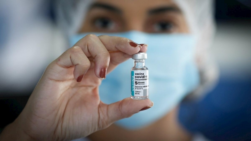 Una trabajadora de la salud sostiene una dosis de la vacuna de Astrazeneca contra la covid-19.