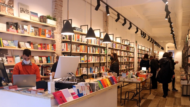 Interior de la llibreria Byron, a Barcelona.