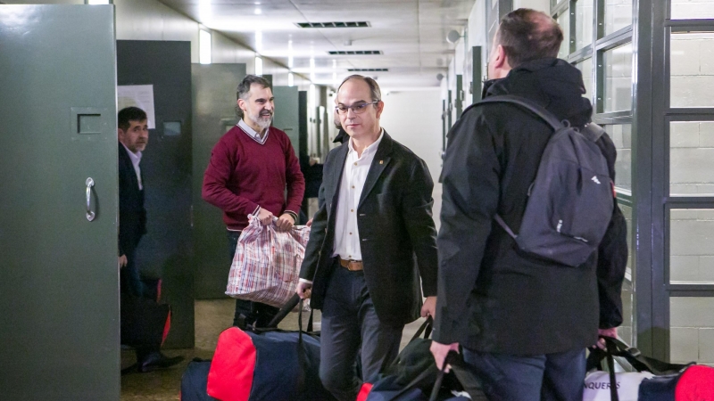Jordi Sànchez, Jordi Cuixart, Jordi Turull i Oriol Junqueras carregant unes bosses el dia del seu trasllat a Madrid pel judici de l'1-O l'1 de febrer de 2019.